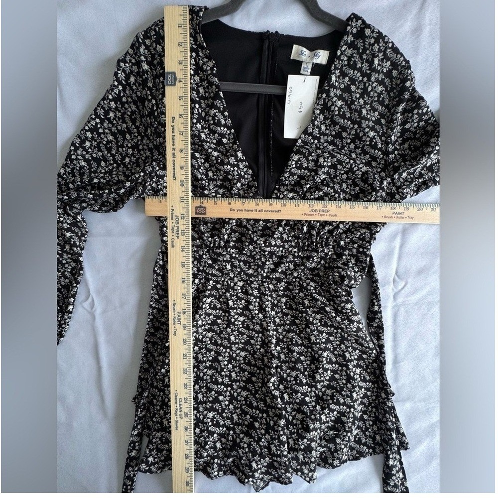 She + Sky Monochrome Floral Romper‎ Size Large - Picture 7 of 7